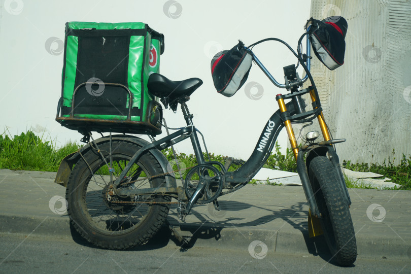 Скачать Велосипед курьера. Доставка продуктов от магазина "Пятерочка" фотосток Ozero