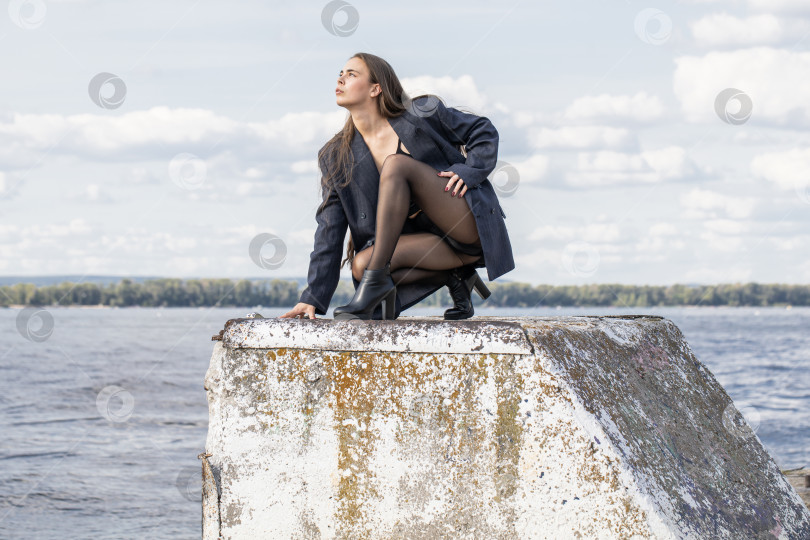 Скачать Портрет молодой брюнетки в полный рост в строгом пиджаке и черных колготках фотосток Ozero