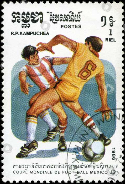 Скачать КАМБОДЖА - ОКОЛО 1986 года: на марке, отпечатанной Камбоджей, изображен чемпионат мира по футболу 1986 года в Мексике, около 1986 года. фотосток Ozero