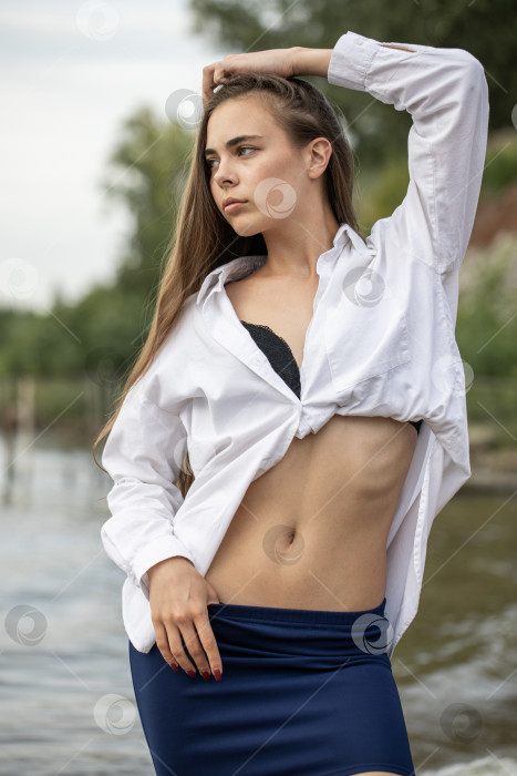 Скачать Портрет молодой привлекательной брюнетки летом на открытом воздухе фотосток Ozero