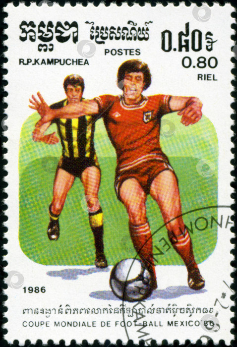 Скачать КАМБОДЖА - ОКОЛО 1986 года: на марке, отпечатанной Камбоджей, изображен чемпионат мира по футболу 1986 года в Мексике, около 1986 года. фотосток Ozero