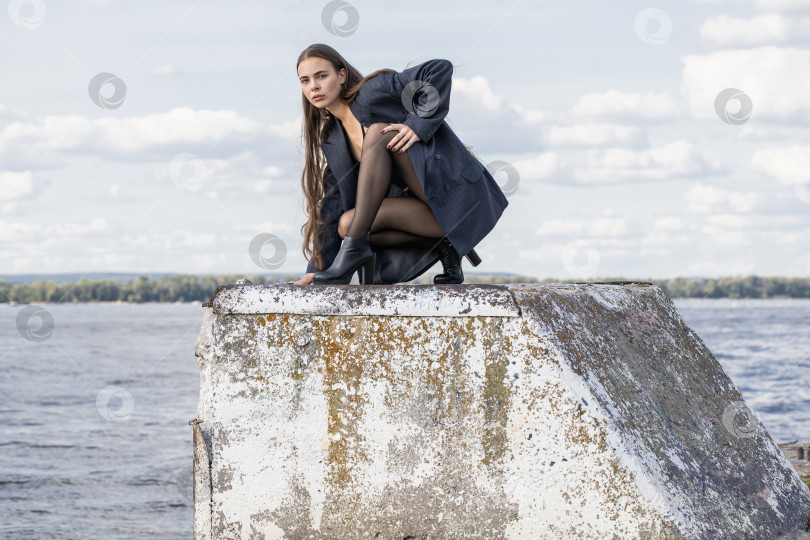 Скачать Портрет молодой брюнетки в полный рост в строгом пиджаке и черных колготках фотосток Ozero