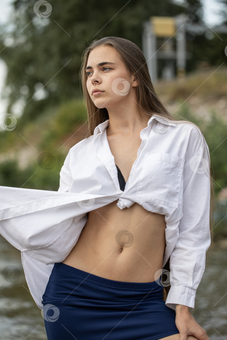 Скачать Портрет молодой привлекательной брюнетки летом на открытом воздухе фотосток Ozero