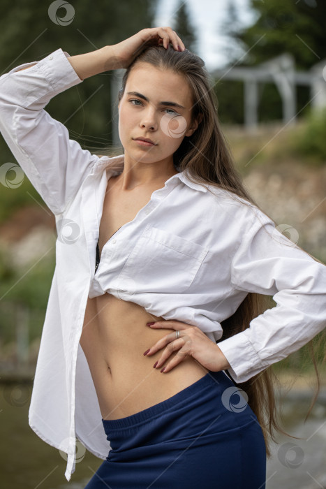 Скачать Портрет молодой привлекательной брюнетки летом на открытом воздухе фотосток Ozero