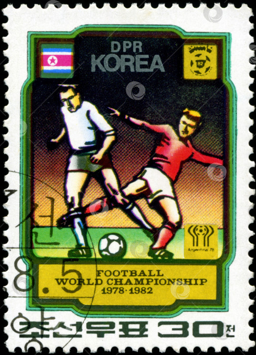 Скачать СЕВЕРНАЯ КОРЕЯ - ОКОЛО 1978 года: на марке, напечатанной Северной Кореей, изображены футболисты. Чемпионат мира по футболу в Аргентине, около 1978 года фотосток Ozero