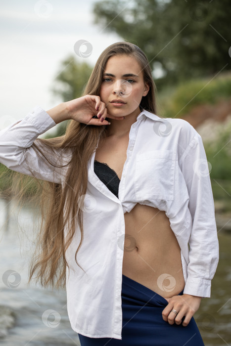 Скачать Портрет молодой привлекательной брюнетки летом на открытом воздухе фотосток Ozero