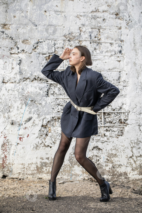 Скачать Портрет молодой брюнетки в полный рост в строгом пиджаке и черных колготках фотосток Ozero