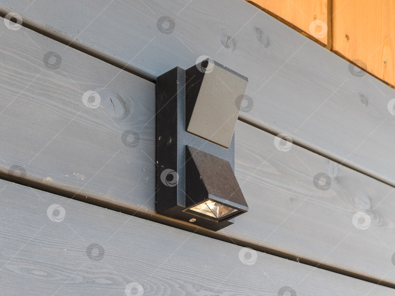 Скачать черный торшер на деревянном фасаде дома в солнечный день фотосток Ozero