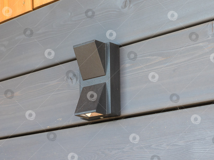 Скачать черный торшер на деревянном фасаде дома в солнечный день фотосток Ozero