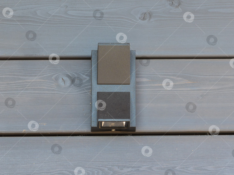 Скачать черный торшер на деревянном фасаде дома в солнечный день фотосток Ozero