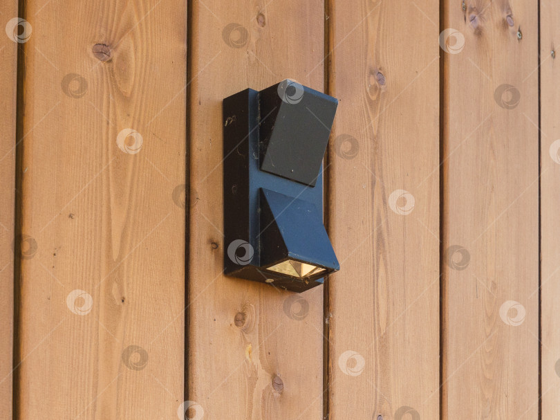 Скачать черный торшер на деревянном фасаде дома в солнечный день фотосток Ozero