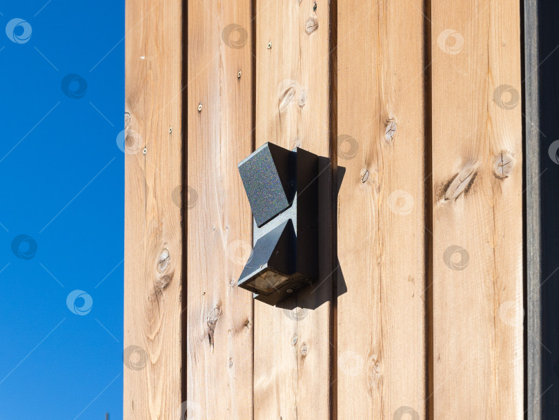 Скачать черный торшер на деревянном фасаде дома в солнечный день фотосток Ozero