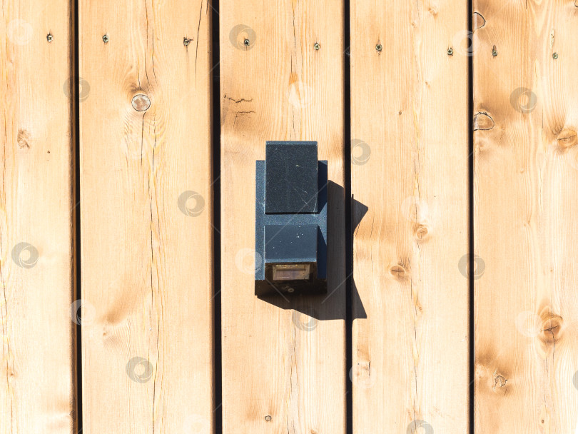 Скачать черный торшер на деревянном фасаде дома в солнечный день фотосток Ozero