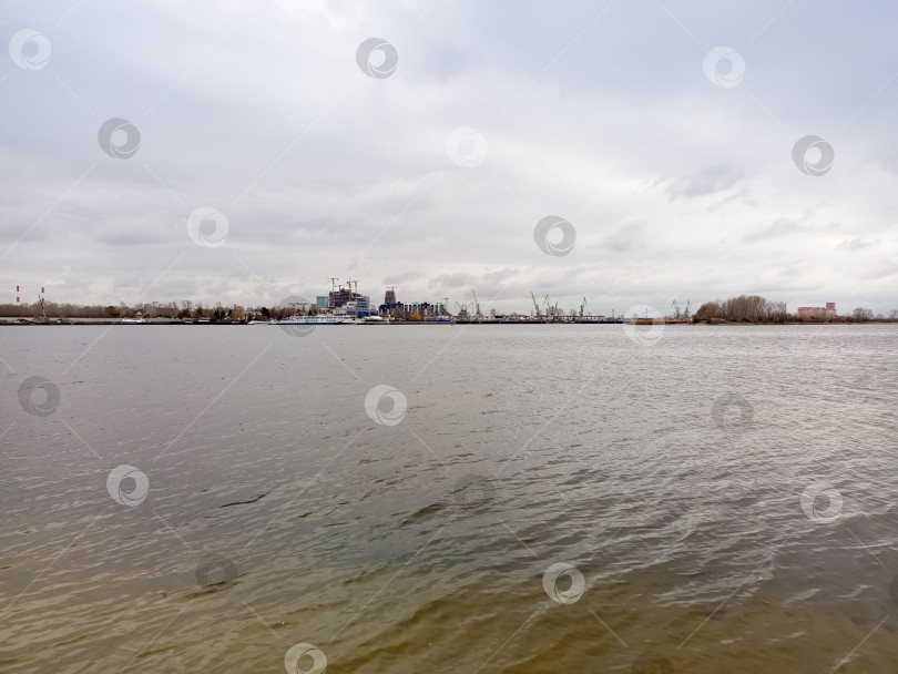 Скачать Казань, Татарстан, Россия – ноябрь 2025: Вид через Волгу на речной порт фотосток Ozero