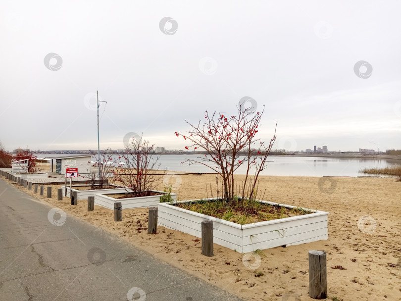 Скачать Казань, Татарстан, Россия – ноябрь 2025:  Осенний вид пляжа "Локомотив" фотосток Ozero