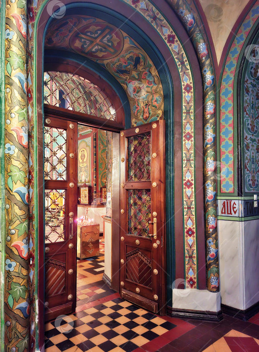 Скачать Роспись стен в Соборе святых апостолов Петра и Павла в Петергофе фотосток Ozero