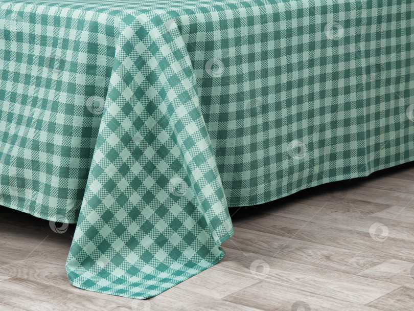 Скачать хлопчатобумажная простыня и пододеяльник из ткани в зеленую клетку фотосток Ozero