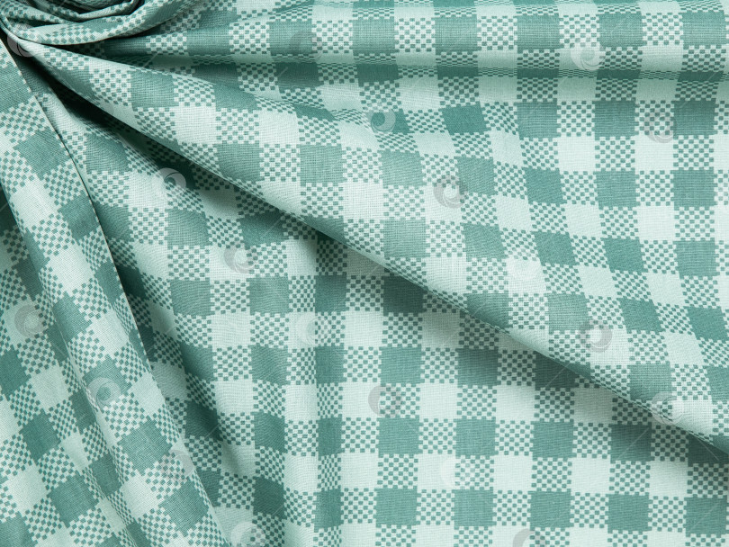 Скачать хлопчатобумажная простыня и пододеяльник из ткани в зеленую клетку фотосток Ozero