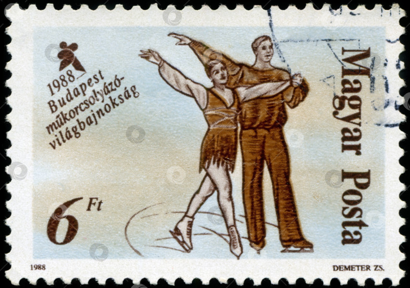 Скачать ВЕНГРИЯ - ОКОЛО 1988 года: На марке, напечатанной в Венгрии, изображены фигуристы 19 века, с надписью и названием серии "Чемпионат мира по фигурному катанию, Будапешт, 1988", около 1988 года фотосток Ozero