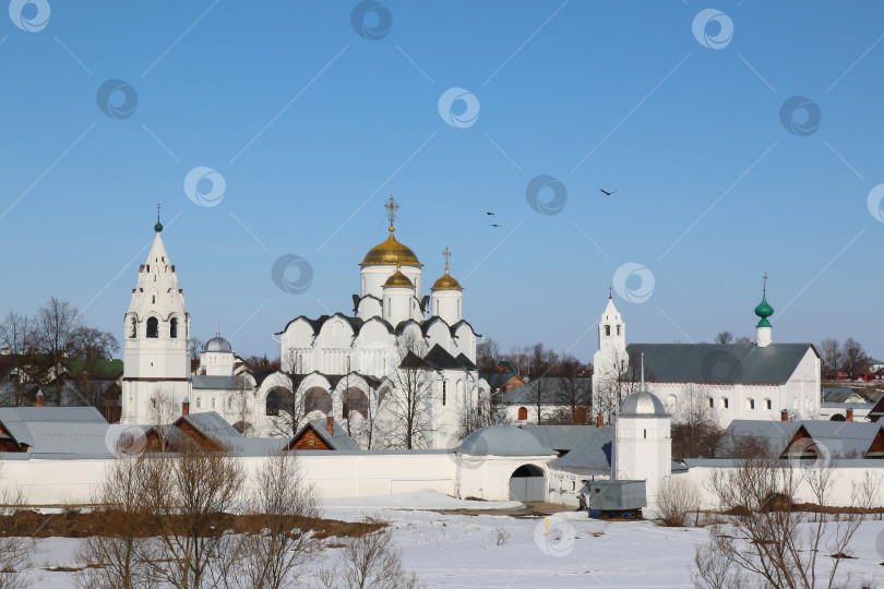 Скачать Покровский монастырь (Свято-Покровский женский монастырь) в Суздале ясным, зимним утром. фотосток Ozero