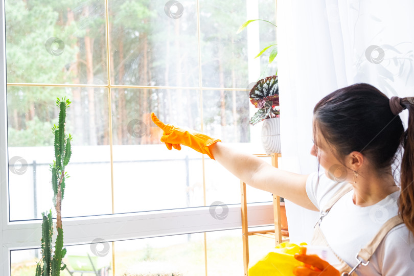 Скачать Грустная уставшая женщина не хочет мыть окна и убирать в доме, негативные эмоции, эмоциональное выгорание. Наведение порядка и чистоты, услуги клининга фотосток Ozero