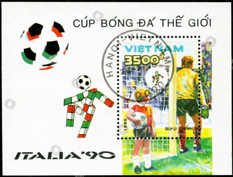 Скачать ВЬЕТНАМ - ОКОЛО 1990 года: на марке, напечатанной Вьетнамом, изображены футболисты. Чемпионат мира по футболу в Италии, серия, около 1990 года фотосток Ozero