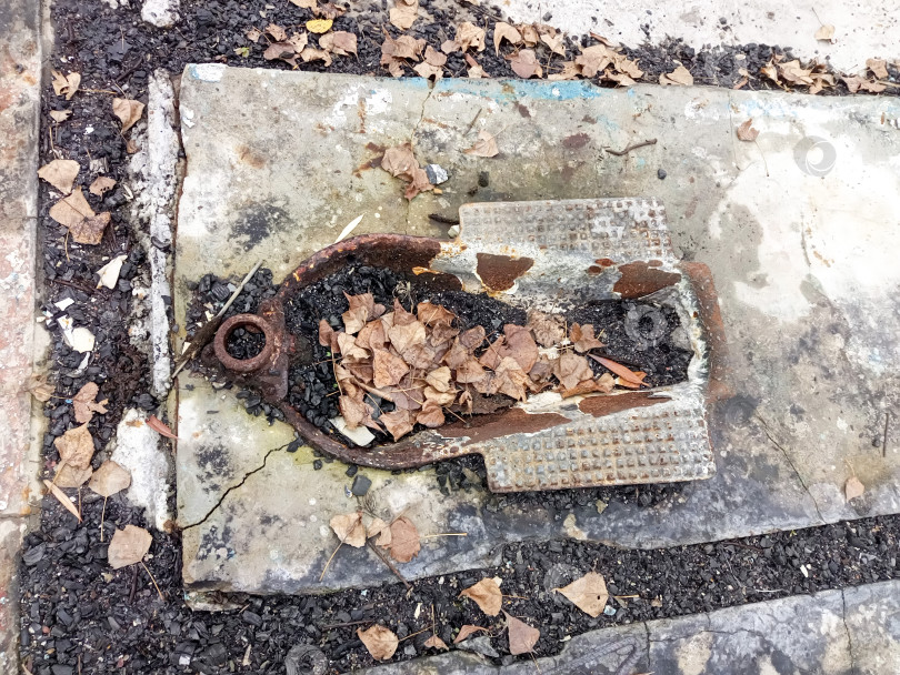 Скачать Остатки туалета разрушенного причала речного порта. фотосток Ozero