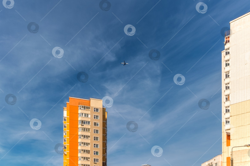 Скачать Над домами летит самолет фотосток Ozero