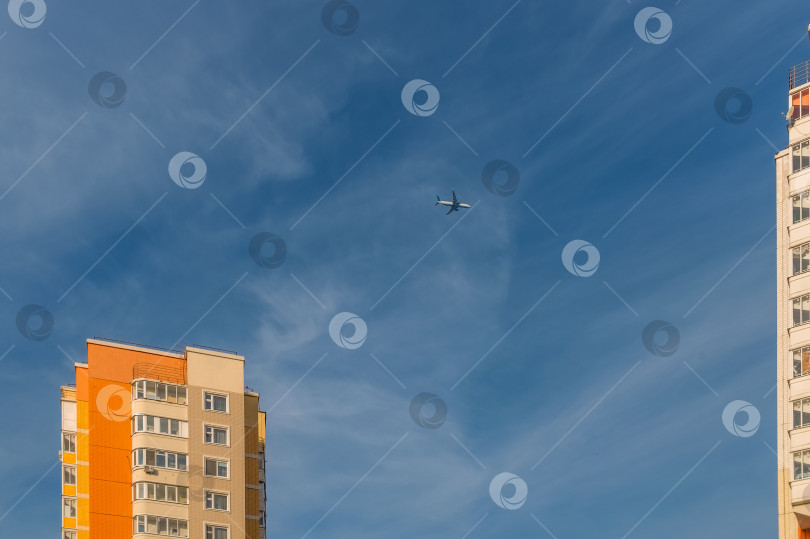 Скачать Самолет в небе фотосток Ozero