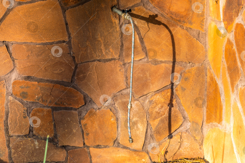 Скачать Из стены торчит кран со шлангом фотосток Ozero