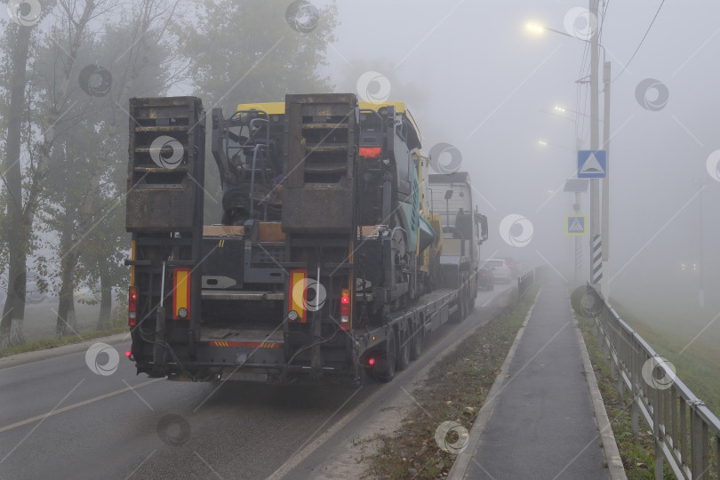 Скачать Туман, ограниченная видимость. Тяжеловесные и крупногабаритные перевозки в условиях ограниченной видимости. фотосток Ozero
