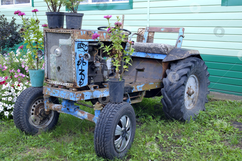 Скачать Трактор ГАЗ на заслуженном отдыхе. Сельский быт и механизация. фотосток Ozero
