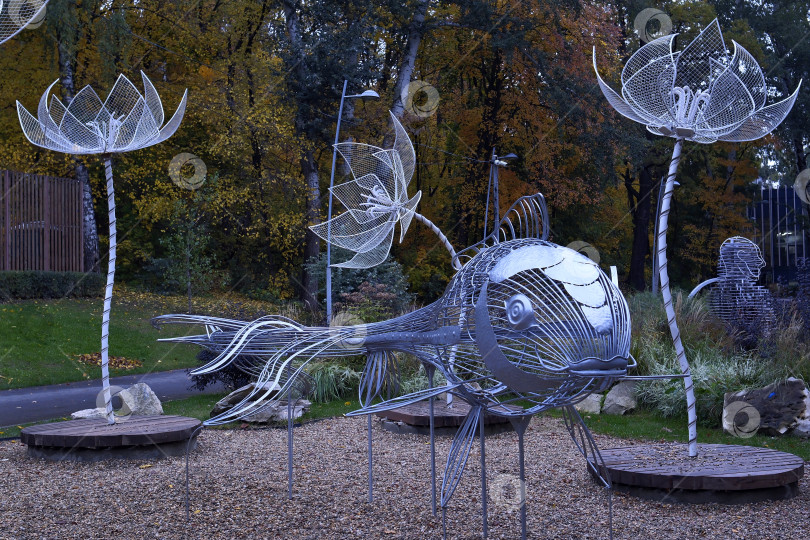 Скачать Рыба и осветительные фонари выполненные из металлических прутьев. Центальный парк. фотосток Ozero