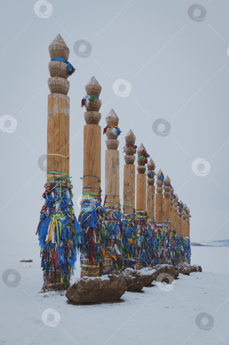 Скачать Тринадцать столбов Сэргэ, это священное место для каждого жителя Байкала. Январь 2022. фотосток Ozero
