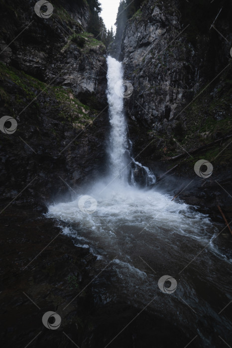Скачать Водопад в Архызе в районе перевала Пхия. Россия, май 2022. фотосток Ozero