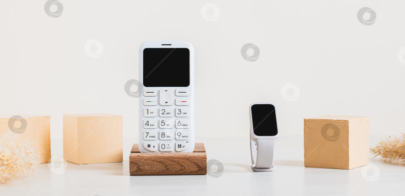 Скачать Синхронизация ретро-кнопочного телефона и концептуального веб-баннера фитнес-браслета фотосток Ozero