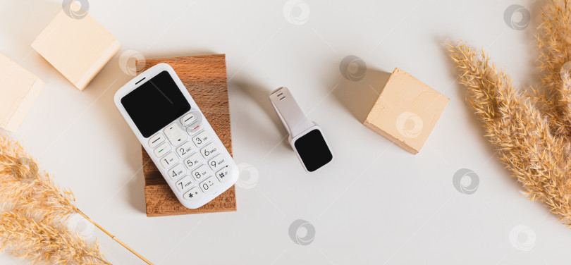 Скачать Беспроводная связь между мобильным телефоном и фитнес-браслетом вид сверху на веб-баннер фотосток Ozero