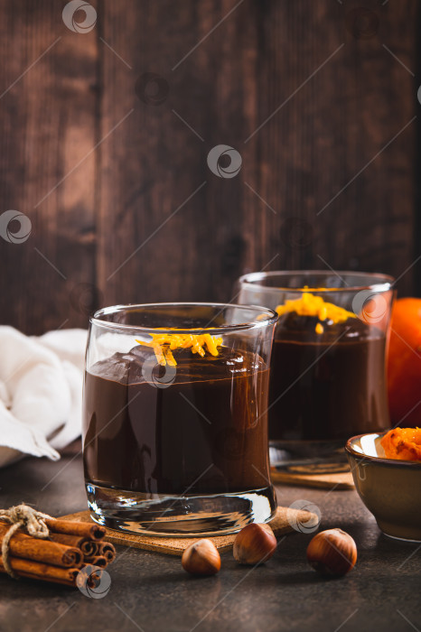 Скачать Шоколадно-тыквенный мусс с апельсиновой цедрой в бокалах на столе, вид сверху фотосток Ozero