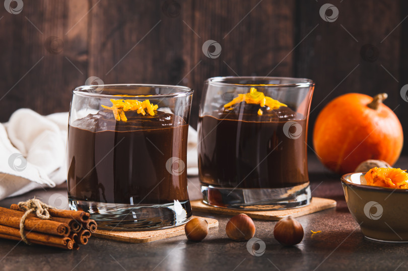 Скачать Шоколадно-тыквенный мусс с апельсиновой цедрой в бокалах на столе фотосток Ozero