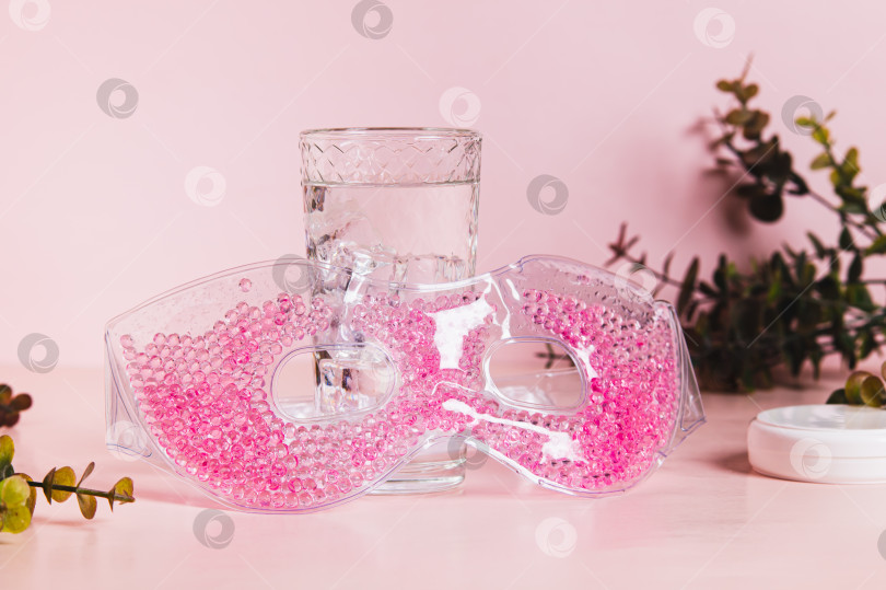 Скачать Охлаждающая крио-ледяная маска для лица на розовом фоне фотосток Ozero