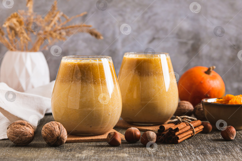 Скачать Разогревающий тыквенно-ореховый латте в бокалах на столе фотосток Ozero