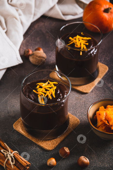 Скачать Осенний шоколадно-тыквенный десерт в бокалах на столе, вид сверху фотосток Ozero