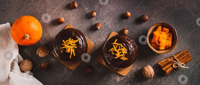 Скачать Осенний шоколадно-тыквенный десерт в бокалах на столешнице посмотреть веб-баннер фотосток Ozero