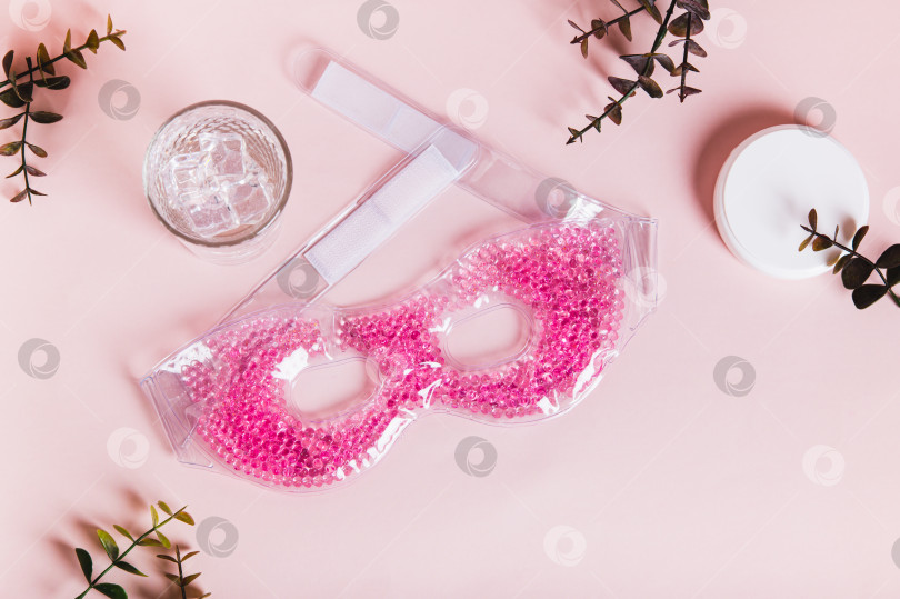 Скачать Охлаждающая крио-ледяная маска для лица на розовом фоне вид сверху фотосток Ozero