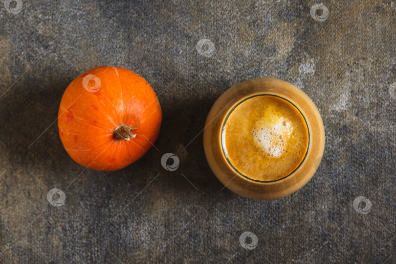 Скачать Крупный план согревающего тыквенно-орехового латте в бокале на столе вид сверху фотосток Ozero