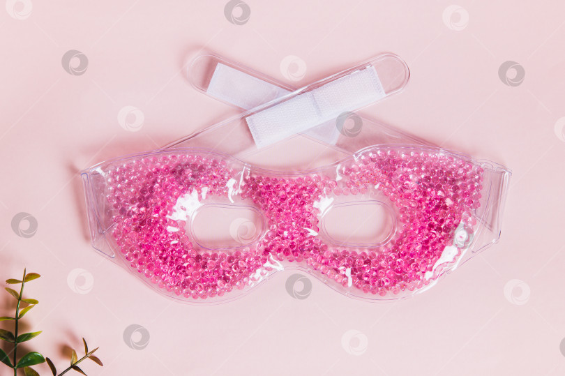 Скачать Крупным планом охлаждающая крио-ледяная маска для лица на розовом фоне, вид сверху фотосток Ozero