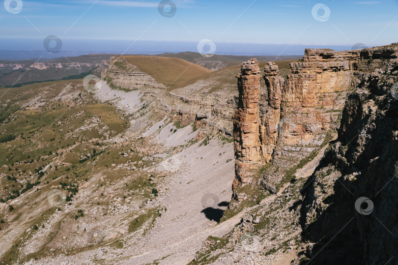 Скачать Скалы и плато Бермамыт весной. Кабардино-Балкария. май 2022. фотосток Ozero