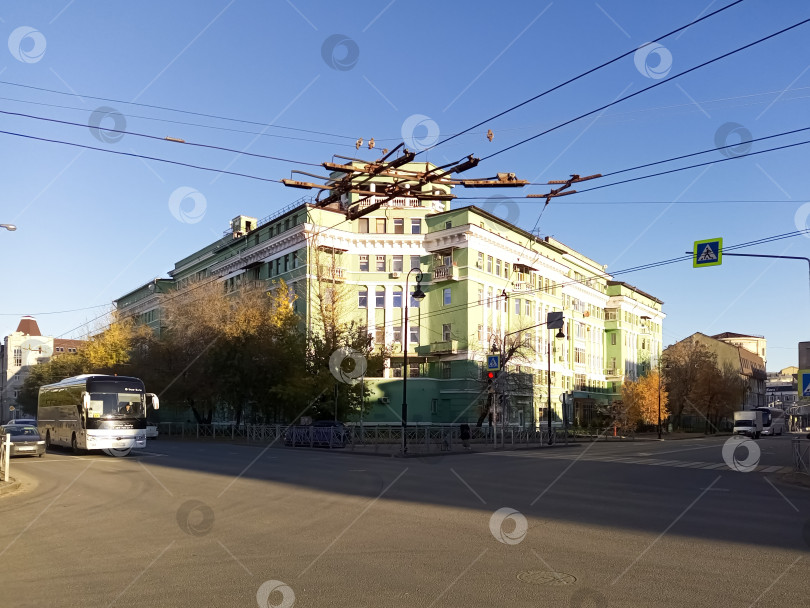 Скачать Казань, Татарстан, Россия – ноябрь 2025:  Зеленый дом на перекрестке Чернышевского и Московской фотосток Ozero