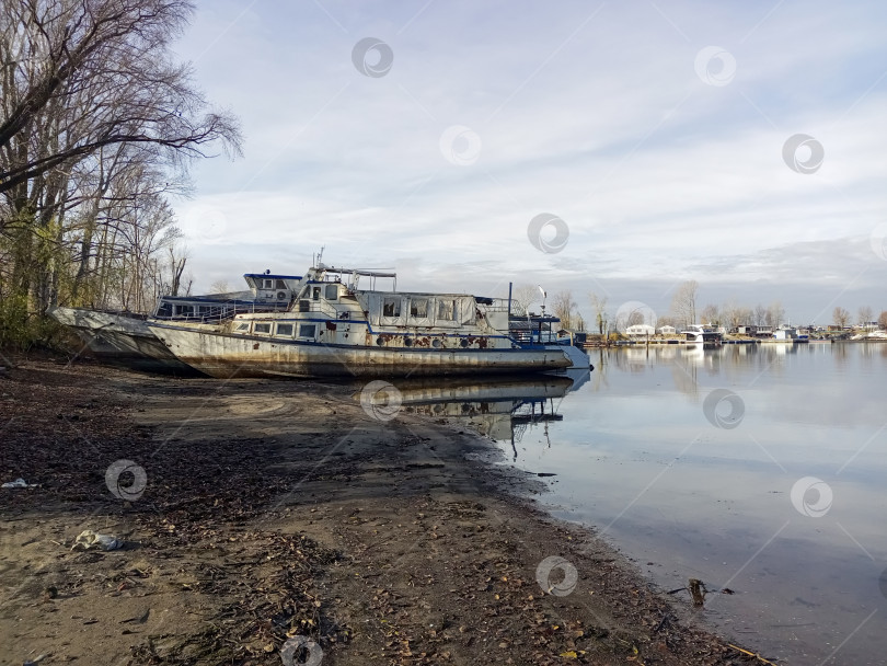 Скачать Казань, Татарстан, Россия – ноябрь 2025: Старые катера в порту фотосток Ozero