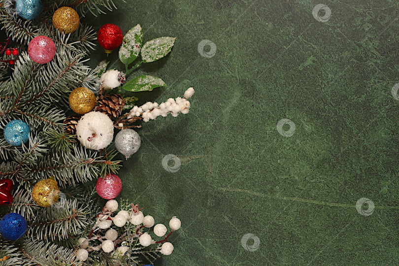 Скачать Праздничная зимняя поздравительная открытка и баннер на экране, красивый рождественский и новогодний фон с подсветкой, украшениями, игрушками и живыми еловыми ветками, дизайн продукта для праздничной рекламы, концепция Сочельника, фотосток Ozero